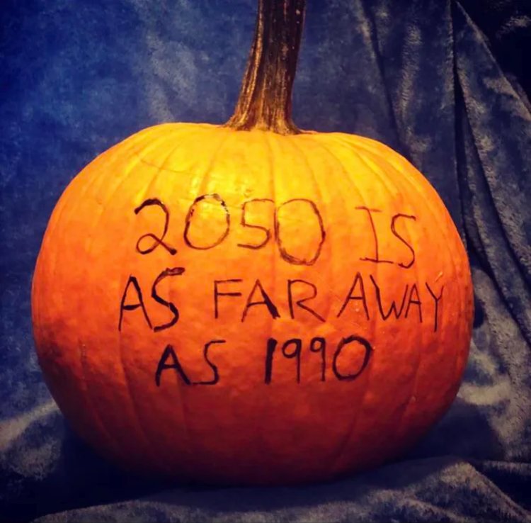 Kürbis mit Aufschrift "2050 is as far away as 1990"